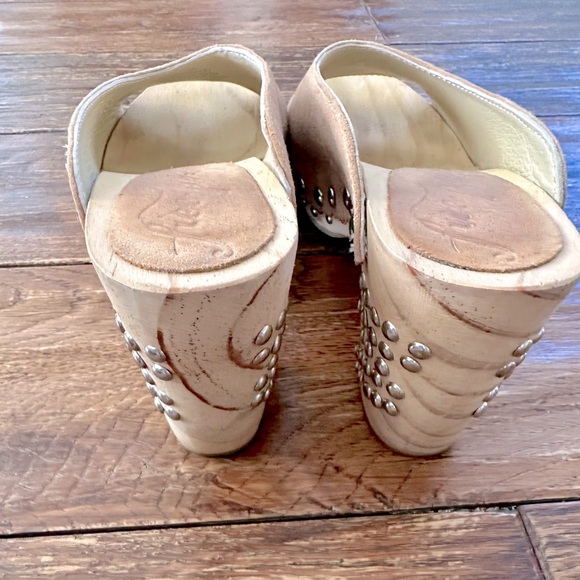 Free People Colbie Suede Studded Wooden Clogs Sz 6 Tan - Picture 7 of 9
